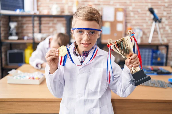 Adorables Estudiantes Niños Sosteniendo Medalla Oro Copa Aula Laboratorio —  Fotos de Stock