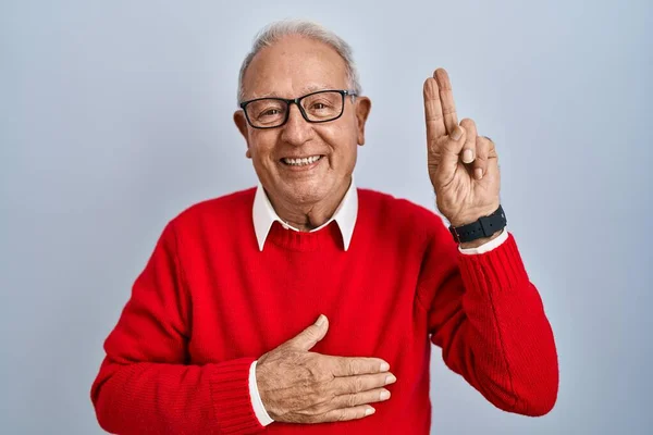 Senior Man Grey Hair Standing Isolated Background Smiling Swearing Hand — Stock Photo, Image