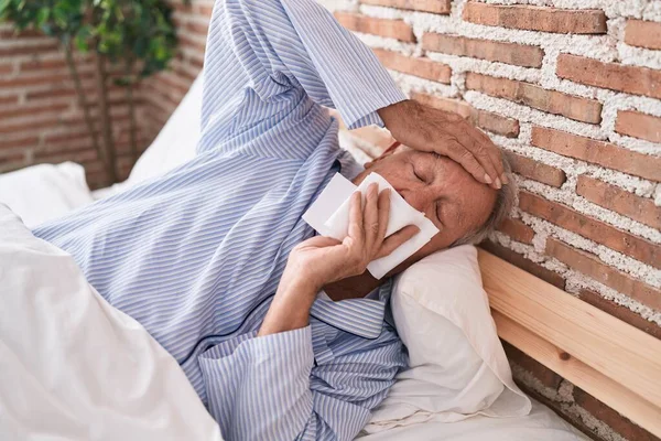 Yatak Odasında Yatan Orta Yaşlı Kır Saçlı Adam Hastalığı — Stok fotoğraf