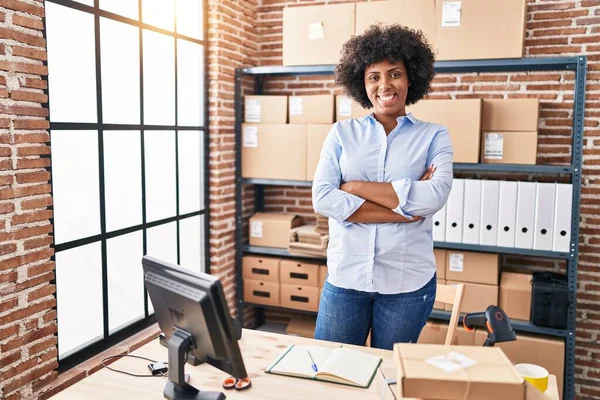 African American Woman Ecommerce Business Worker Standing Arms Crossed Gesture — Stock Photo, Image