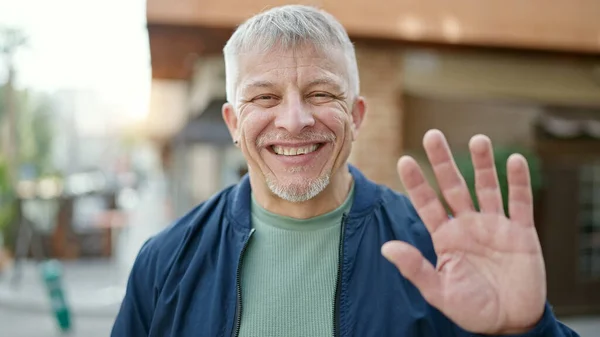 Homem Cabelos Grisalhos Meia Idade Sorrindo Confiante Dizendo Olá Com — Fotografia de Stock