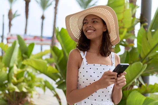 Young African American Woman Wearing Summer Hat Using Smartphone Park — Stock fotografie