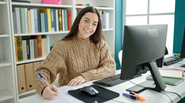 Üniversite Sınıfında Bilgisayar Kullanan Güzel Spanyol Bir Kız Öğrenci — Stok fotoğraf