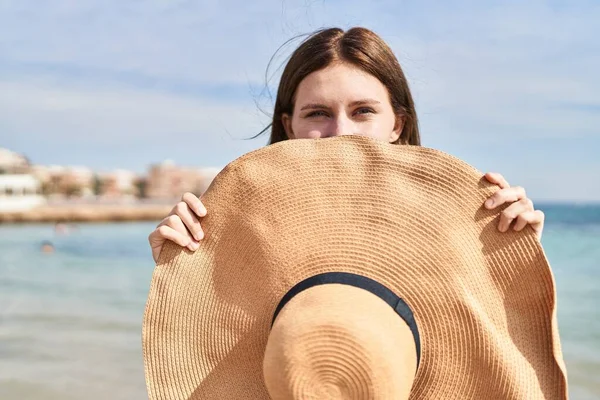 Kumsalda Gülümseyen Yaz Şapkasıyla Ağzını Kapatan Genç Sarışın Kadın Turist — Stok fotoğraf