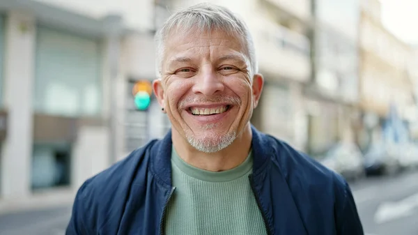 Μεσήλικας Γκριζομάλλης Άντρας Χαμογελάει Αυτοπεποίθηση Στο Δρόμο — Φωτογραφία Αρχείου