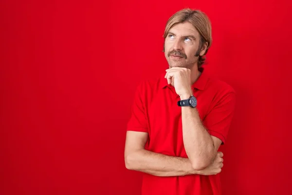 Caucasian Man Mustache Standing Red Background Hand Chin Thinking Question — Stock Photo, Image