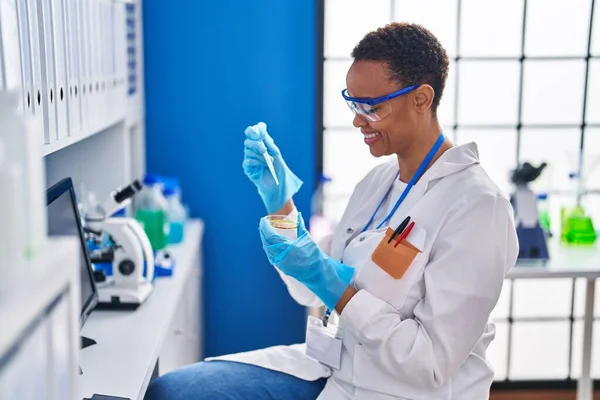 Afrikalı Amerikalı Bilim Kadını Gülümsüyor Laboratuvarda Kendine Güveni Tam Bir — Stok fotoğraf