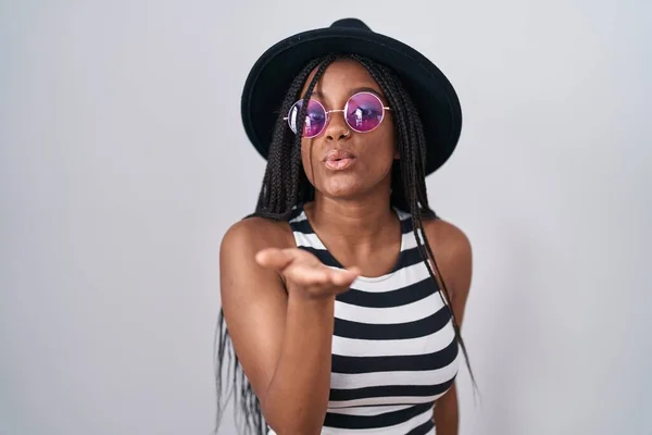 Молодой Африканский Американец Косичках Шляпе Солнцезащитных Очках Смотрящий Камеру Дующий — стоковое фото