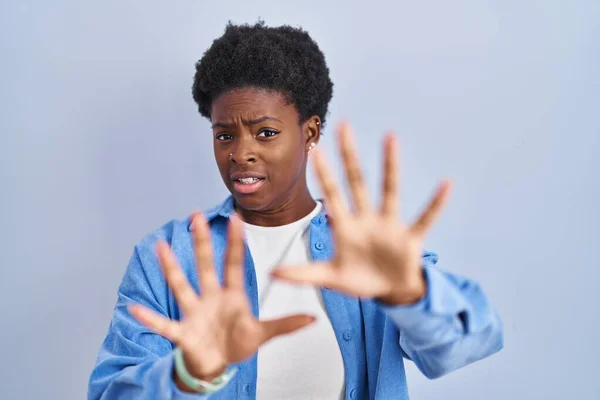 Африканская Американка Стоящая Синем Фоне Испуганная Испуганная Выражением Страха Прекращает — стоковое фото