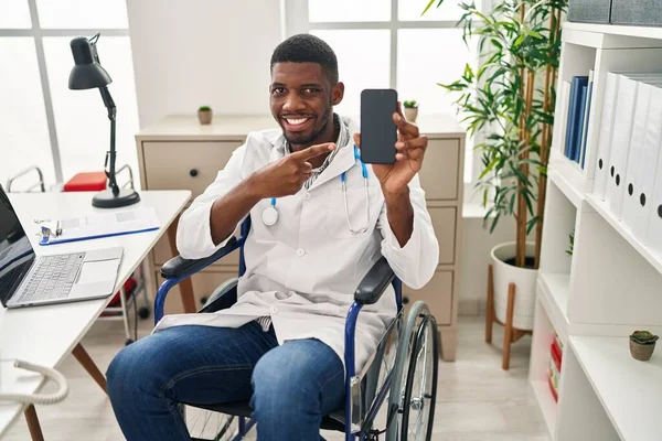 Tekerlekli Sandalyede Oturan Afrikalı Amerikalı Doktor Elinde Akıllı Telefonuyla Gülümsüyor — Stok fotoğraf