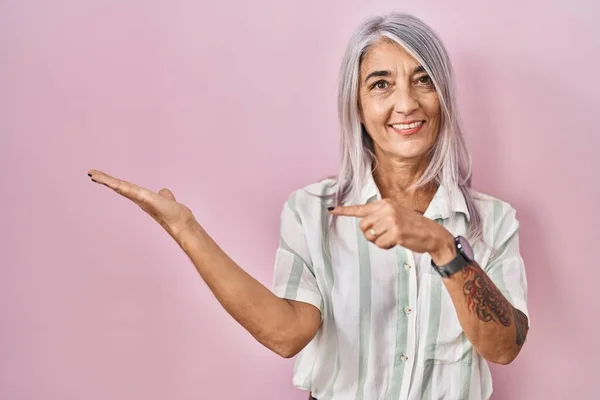 Middle Age Woman Grey Hair Standing Pink Background Amazed Smiling — Zdjęcie stockowe