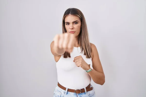 西班牙裔年轻女子站在白人背景下 拳打脚踢 进行打斗 攻击性和愤怒的攻击 威胁和暴力 — 图库照片