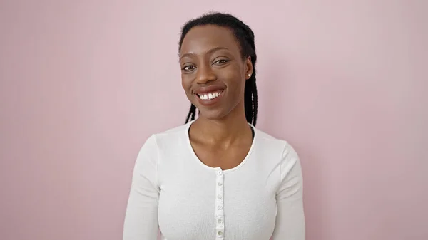 Mujer Afroamericana Sonriendo Confiada Pie Sobre Fondo Rosa Aislado — Foto de Stock