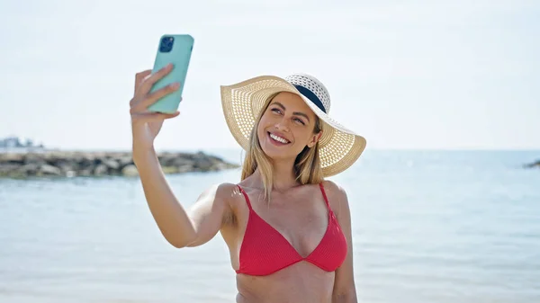 Молода Блондинка Туристка Бікіні Робить Селфі Смартфоні Пляжі — стокове фото
