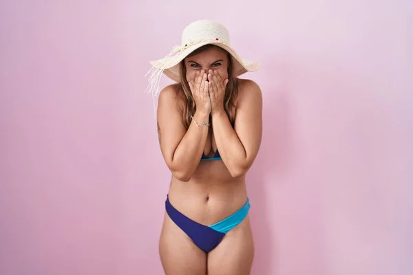 Fiatal Spanyol Visel Bikini Felett Rózsaszín Háttér Nevetés Zavarba Kuncogás — Stock Fotó