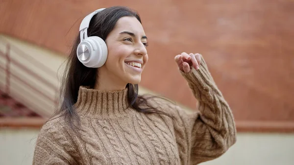 Young Beautiful Hispanic Woman Listening Music Dancing Street — Stock Photo, Image