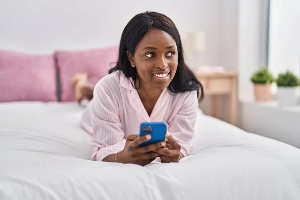 Молода Американка Яка Користується Смартфоном Лежить Ліжку Спальні — стокове фото