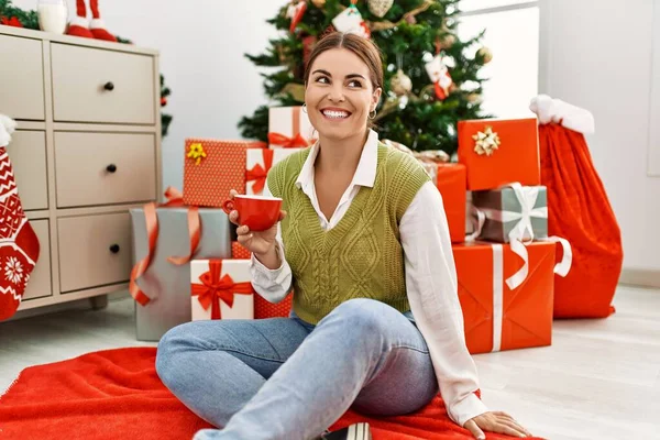Mladý Krásný Hispánec Žena Pití Kávy Sedí Vánočního Stromku Doma — Stock fotografie