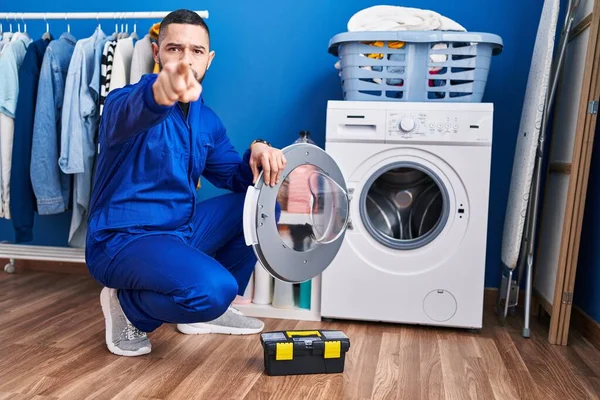 Hispanischer Werkstattarbeiter Der Waschmaschine Der Mit Dem Finger Auf Die — Stockfoto