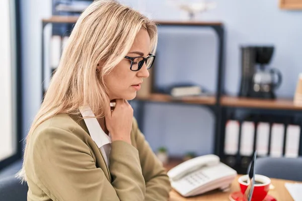 Wanita Pirang Muda Pekerja Bisnis Menderita Nyeri Tenggorokan Kantor — Stok Foto