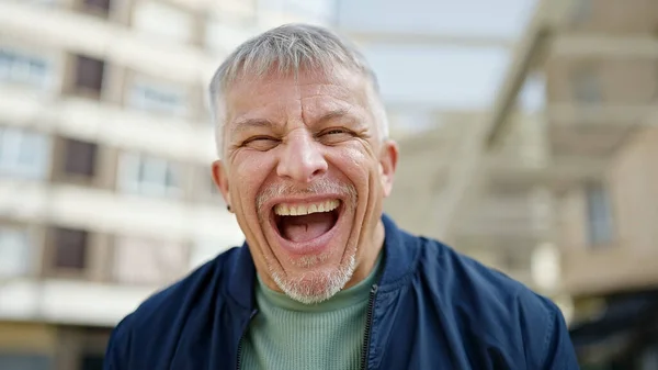 Hombre Pelo Gris Mediana Edad Sonriendo Confiado Pie Calle —  Fotos de Stock