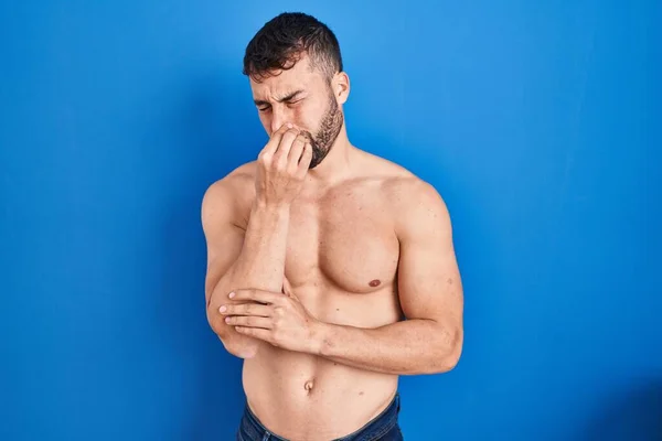 Stilig Latinamerikansk Man Som Står Utan Skjorta Och Luktar Nåt — Stockfoto