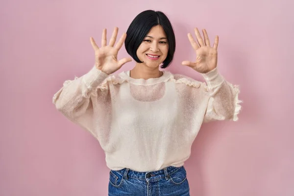 Ung Asiatisk Kvinna Står Över Rosa Bakgrund Visar Och Pekar — Stockfoto