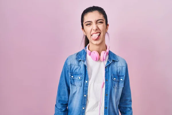 Young Beautiful Woman Standing Pink Background Sticking Tongue Out Happy — Foto Stock