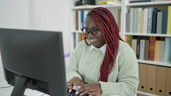 Африканская Женщина Плетеными Волосами Компьютером Университетской Библиотеке — стоковое фото
