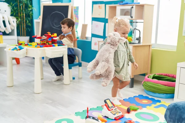 Liebenswerter Junge Und Mädchen Spielen Kindergarten Mit Bauklötzen Die Puppe — Stockfoto