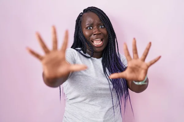 Молодая Африканская Женщина Стоящая Розовом Фоне Испуганная Испуганная Выражением Страха — стоковое фото