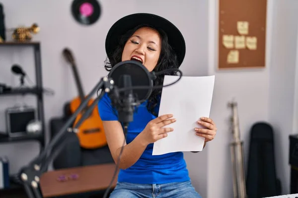 Young Chinese Woman Artist Singing Song Music Studio — 图库照片