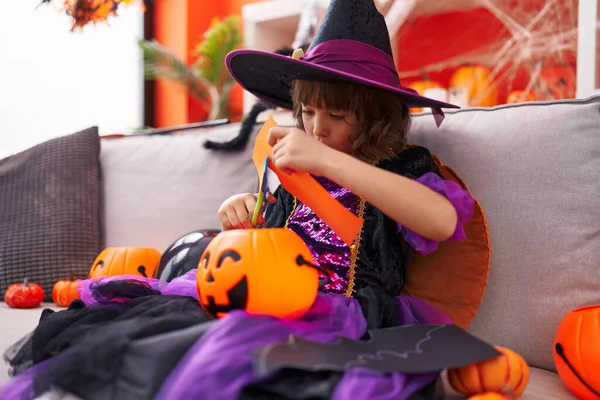Adorabile Ragazza Ispanica Che Indossa Carta Taglio Costume Halloween Casa — Foto Stock