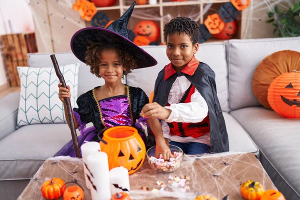 Rozkošný Africký Americký Chlapec Dívka Sobě Halloween Kostým Uvedení Bonbóny — Stock fotografie
