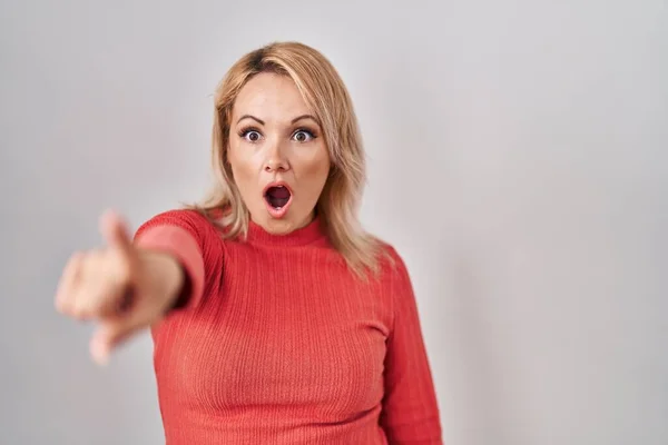 Blonde Woman Standing Isolated Background Pointing Finger Surprised Ahead Open — Stock Photo, Image