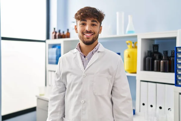 Arab Brodą Pracujący Laboratorium Naukowca Szczęśliwym Chłodnym Uśmiechem Twarzy Szczęśliwy — Zdjęcie stockowe