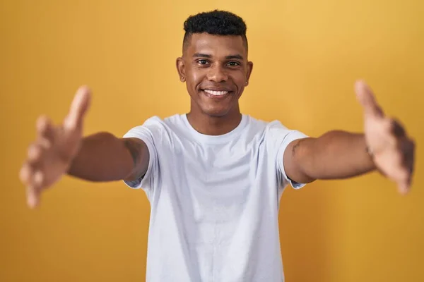Ung Latinamerikansk Man Står Över Gul Bakgrund Tittar Kameran Leende — Stockfoto
