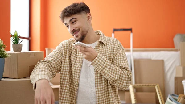Jovem Árabe Homem Sorrindo Confiante Enviando Mensagem Voz Por Smartphone — Fotografia de Stock