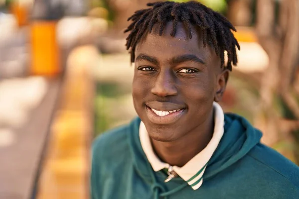 Afrykański Amerykanin Uśmiecha Się Pewnie Stojąc Parku — Zdjęcie stockowe
