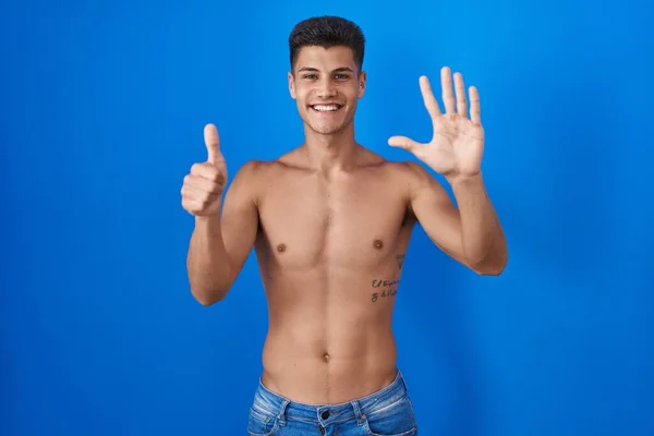 Giovane Uomo Ispanico Piedi Senza Maglietta Sfondo Blu Mostrando Indicando — Foto Stock