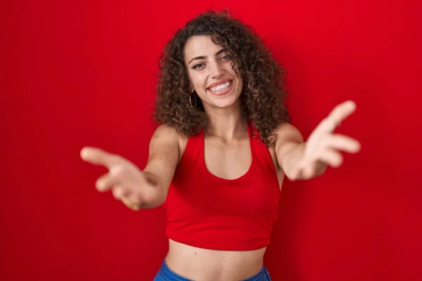 Mujer Hispana Con Pelo Rizado Pie Sobre Fondo Rojo Sonriente — Foto de Stock