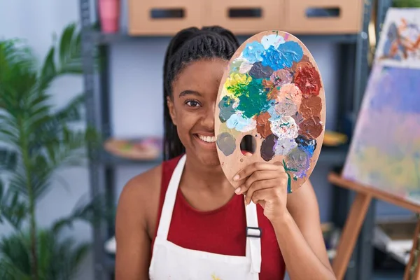 在艺术演播室里 非洲裔美国女人满面笑容 自信地把调色板举过了头 — 图库照片