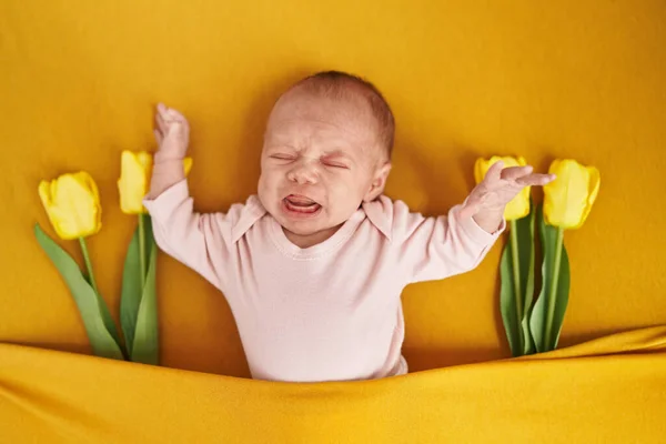 Schattige Spaanse Baby Liggend Bed Met Huilende Bloemen Slaapkamer — Stockfoto
