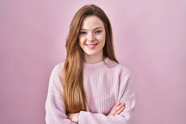Молодая Белая Женщина Стоящая Розовом Фоне Счастливое Лицо Улыбающееся Скрещенными — стоковое фото