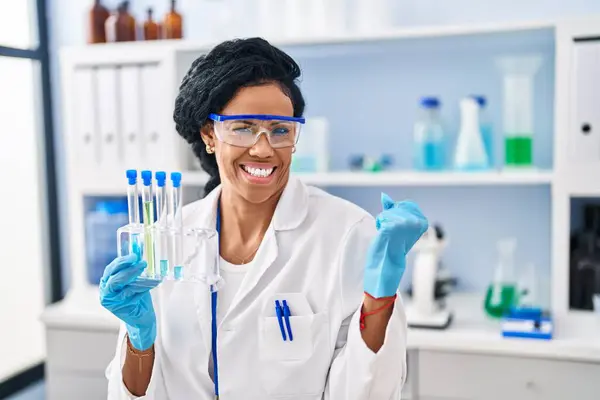 Mujer Hispana Mediana Edad Trabajando Laboratorio Científico Gritando Orgullosa Celebrando —  Fotos de Stock