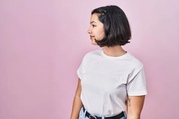 Young Hispanic Woman Wearing Casual White Shirt Pink Background Looking — Stock Photo, Image