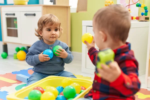 Entzückende Jungen Spielen Kindergarten Mit Bällen Und Autospielzeug Auf Dem — Stockfoto