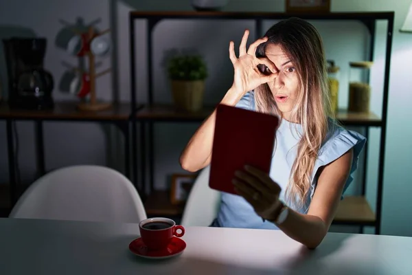 Young Hispanic Woman Using Touchpad Sitting Table Night Doing Gesture — Stock Photo, Image
