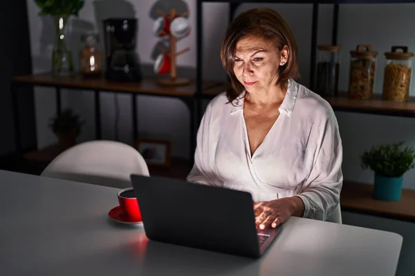 Latynoska Kobieta Średnim Wieku Używająca Laptopa Domu Nocy Sceptyczna Nerwowa — Zdjęcie stockowe