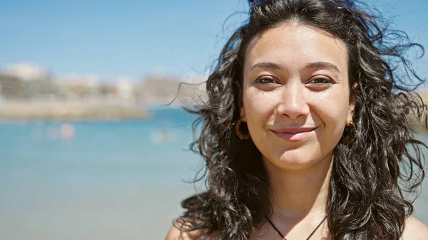 年轻而美丽的惊慌失措的女游客 穿着比基尼在海滩上自信地微笑着 — 图库照片
